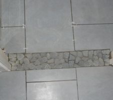 Pose du carrelage et des "joints" de porte en mosaique