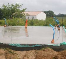 Voici un dalle toute fraiche sous la pluie