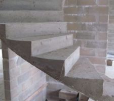 Escaliers ouverts sous-sol vers étage voutés balancés