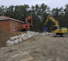L'entreprise DUCASSE monte un enrochement sur le foss&eacute; bus&eacute; ...