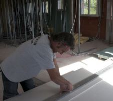 Jean Fran&ccedil;ois VENZAL "Plaquistes toulousains associ&eacute;s" pose le plafond, le doublage et monte les cloisons. Un excellent travail- 
Je recommande volontiers cet artisan : "Plaquistes-toulousains.fr"