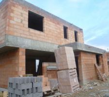 Maison du voisin, prise de vue de devant chez lui, on distingue peu notre maison de l&agrave; vu que pour l'instat on n'a pas d&eacute;pass&eacute; le niveau du sol !