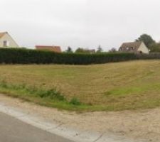 Une photo panoramique du terrain