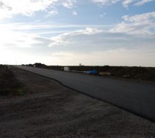 Ils ont commenc&eacute; a goudronnr les routes !!!