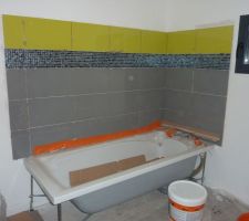 Fa&iuml;ence en cours dans la salle de bain de l'&eacute;tage