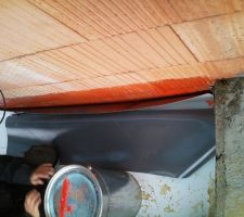 Sorte de colle orange pour fixer le Sarnafil aux briques