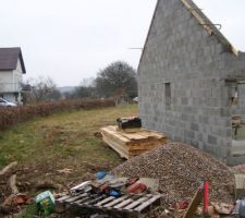 Une corde bleu a été tirée montrant la délimitation du terrain, et normalement la maison devait être décalée de 4m sur la droite, laissant la place entre la maison et la corde, la place de garer une voiture. Ils ont réparés en achetant la parcelle de gauche, et payant pour la clôture supplémentaire. Juste pour dire c'est moi qui me suis rendu compte du problème, et on en était à l'élévation..