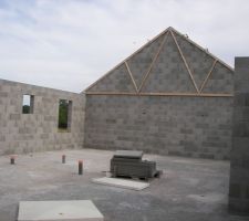 Sur la gauche, vous avez 2 attentes ( tuyaux gris avec embout orange)pr&egrave;s d'une ouverture, l'ouverture correspond &agrave; la baie vitr&eacute;e de la salle et les attentes sont celles de la baignoire et de l'&eacute;vier de la salle de bain.. donc j'aurai pu prendre mon bain dans ma salle, mais encore une fois le necessaire a &eacute;t&eacute; fait, ils ont r&eacute;par&eacute;.