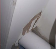 Finition de la pose des toilettes. Tuyau d'évacuation, entouré d'un caisson, classe le caisson, toujours est il que le nécessaire a été fait, ils ont réparé
