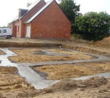 Voilà les fouilles et semelles sont faites. On peut enfin voir ce que la maison donne!