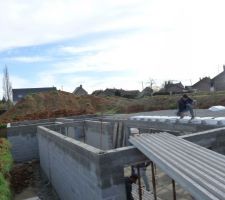 Mise en place des poutres et ourdis, pour couler la dalle du rez de chauss&eacute;e