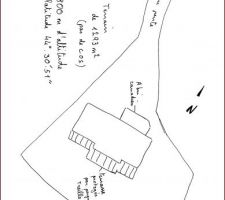 Vue shematique du terrain,l'acc&eacute; est en pente, et le reste du terrain plus ou moins plat.
