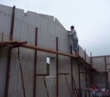 Préparation du coulage des pignons (découpe des emplacements des poutres et mise en place des "bouchons")