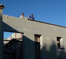 On a profité du reste de béton pour mettre en place un maximum de tuiles (génoises façade sud)