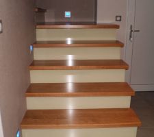 Escalier après la pose des contres marche en verre couleur ivoire