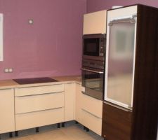 Une vue sur la cuisine avec le mur de fond couleur Figue !