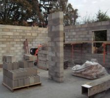 Vue vers Pignon Nord, Coffrage poteau en attente de coulage du béton