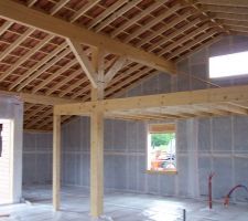 L'intérieur de la maison, avec la mezzanine, isolation du plancher posée, avec un pare-vapeur par dessus (pas encore scotché).