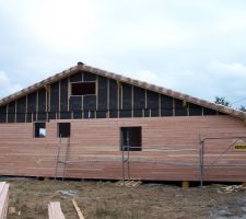 Le bardage en douglas non traité est en cours de pose (façade nord de la maison).