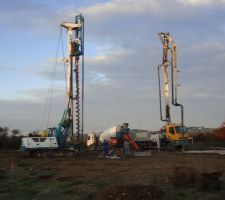 Mise en place de la tarière creuse, pompe à béton et toupie.