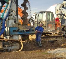 Forage d'un pieux de fondation &agrave; la tari&egrave;re creuse. Le "bon sol" a &eacute;t&eacute; trouv&eacute; a 5m.