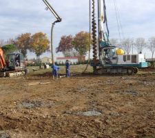 Dernier pieux &agrave; forer. Tous les autres sont finis et ferraill&eacute;s.