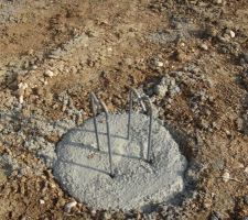 D&eacute;tail d'un pieux. Il fait 5m de profondeur. Le ma&ccedil;on viendra b&acirc;tir la t&ecirc;te de pieux avant de positionner les longrines. Les pieux affleurent le sol, car les longrines ne seront pas coul&eacute;e sur place.