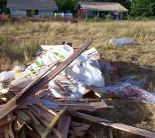 Ami-Bois, très soucieux de l'environnement, chantier propre: les bâches plastique qui volent dans les prés, les déchets, canettes sous la maison et alentours, mégots de cigarette sur le pare-vapeur du plancher (si, si!!!).