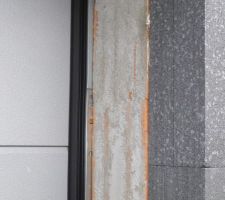 ITE: Plan de coupe mur du garage. A gauche porte de garage avec joint d'étanchéité, au milieu brique 20 cm isotherme Wienenberger TH  et à droite isolant PSE graphité 16 cm