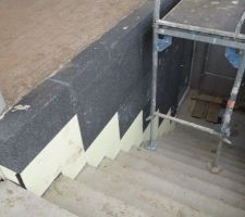 ITE: isolant posé sur escalier de cave y compris socle (panneau jaune) et joint mousse noire sur chaque marche