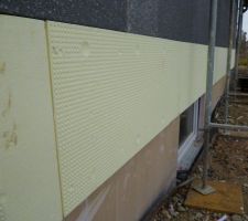ITE: mise en place d'isolant du socle en PSE jaune 16 cm. Produit spécial pour parties enterrées