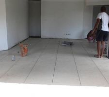 Pose de carreaux de sol, reste maintenant les muraux