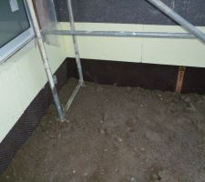 Mise en place du Delta MS sur le soubassement de la maison et du garage