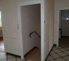 Palier de l?étage . Escalier donnant sur le garage actuel.