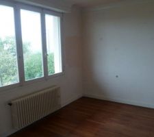 Chambre 1. Apres de-tapissage de l'ancienne tapisserie.Le parquet sera conservé.