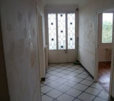 Porte d'entrée actuelle bientôt transformée en fenêtre après la démolition de l'escalier extérieur.