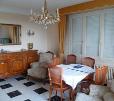 Salle a manger actuelle. future suite parentale avec une ouverture entre le miroir et le mur pour rejoindre la petite sdb .