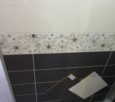 Frise fleur salle de bains