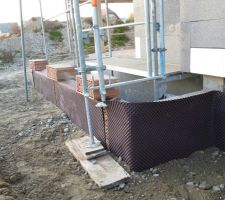 Delta MS posé sur le soubassement de la façade sud