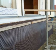 Delta MS posé sur le soubassement de la façade sud