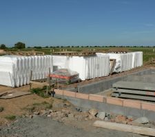 Arriv&eacute;e des pourtres et hourdis pour la r&eacute;alisation de la dalle.