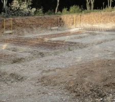 Réalisation des fouilles...

Il n'a plus plu depuis fort longtemps et le terrassier a de la peine à aligner des fouilles franches, surtout dans ce sol criblé de galets et plus que sec...