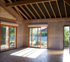 Côté ouest, avec la porte d'entrée.