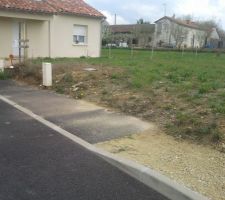 Terrain avec future acces garage et compteurs...