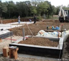 Terrassement partiel...
Remise en place d'une partie des terres, pour permettre un accès plus facile à la construction...