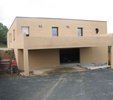 Il y a sur cette face 3 chambres, avec un oeil de boeuf pour la suite parentale avec 2 portes fenêtres sur chaque terrasse. terrasse qui sert de carport aussi...lool..On va faire du béton lavé à l'entrée du garage jusqu'en haut du chemin.