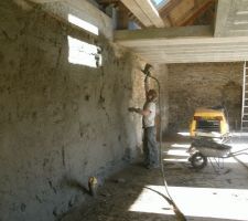 Mur ext&eacute;rieur enduit au ciment projet&eacute;