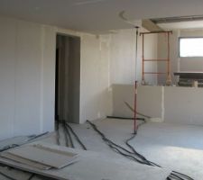 Vue du séjour avec le salon en arrière plan.