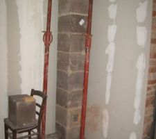 La cheminée! Un peu décalée par rapport aux plans, mais c'est tant mieux comme ça!!! Elle sera déviée à l'étage