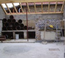 On a cass&eacute; le mur &agrave; gauche pour r&eacute;cup&eacute;rer les briques et les ma&ccedil;onner sur le mur de droite, pour soutenir la charpente...et pour faire plus grand aussi!